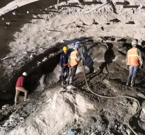 祁门隧道拱顶带模注浆料，微膨胀注浆料的特点及施工工艺